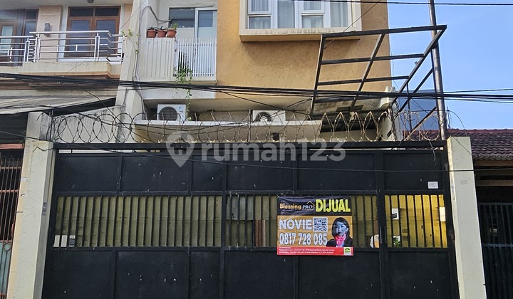 Can be used for business !! For Quick Sale New Kosambi House, West Jakarta 2