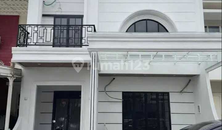 3.5 Story House in Golf Lake Residence, West Jakarta