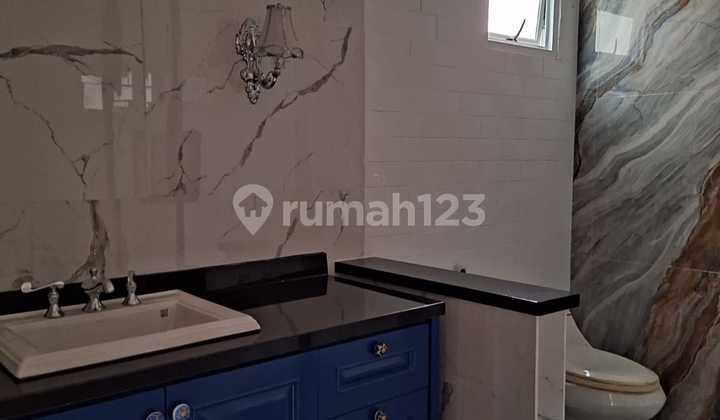 Spacious 3-Story House The Icon BSD with Luxurious Kitchen Set 2