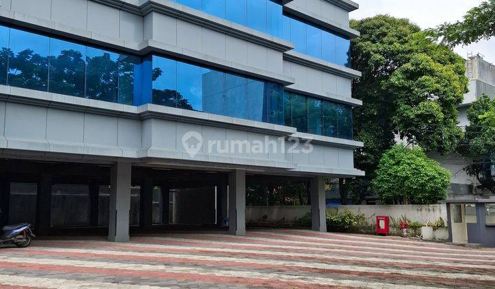 Gedung Baru Hook 5,5 Lantai hadap jalan raya di Jakarta Selatan 1