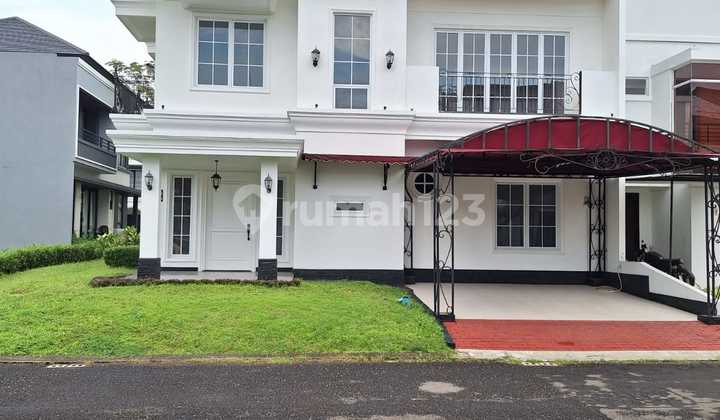 Spacious 3-Story House The Icon BSD with Luxurious Kitchen Set