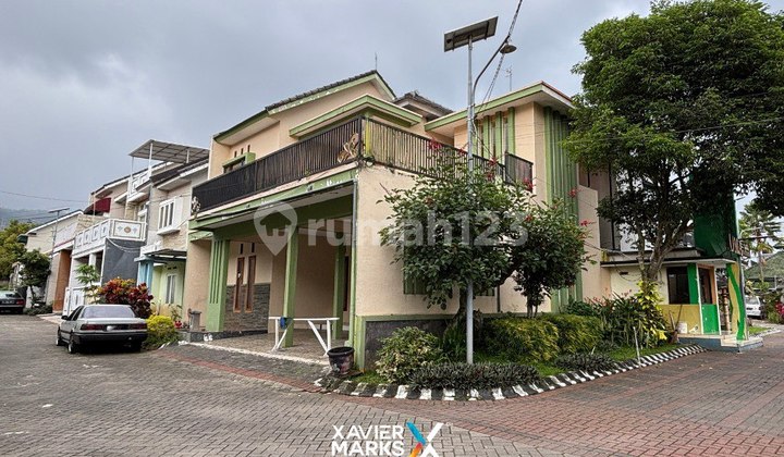 Rumah Villa 2 Lantai Hook di Cluster Tengah Kota Batu 1