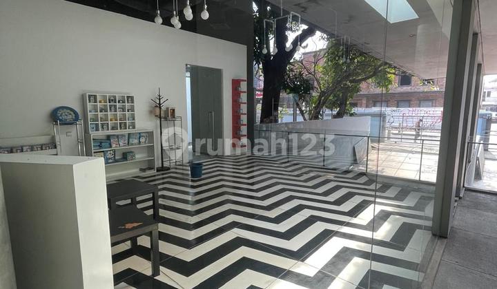 Ruang Usaha / Kantor Aktif di Kemang Luas 1.696M² di Bawah NJOP