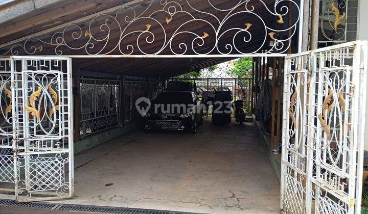 Rumah 2 Lantai Dengan Lahan Luas Di Jl Pramuka Mampang Depok 2