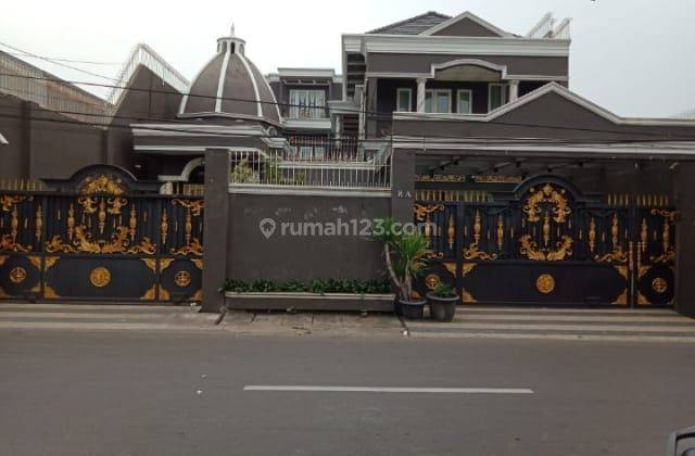 Rumah Mewah 3 Lantai Private Pool Dekat Stasiun Kebayoran Lama 2