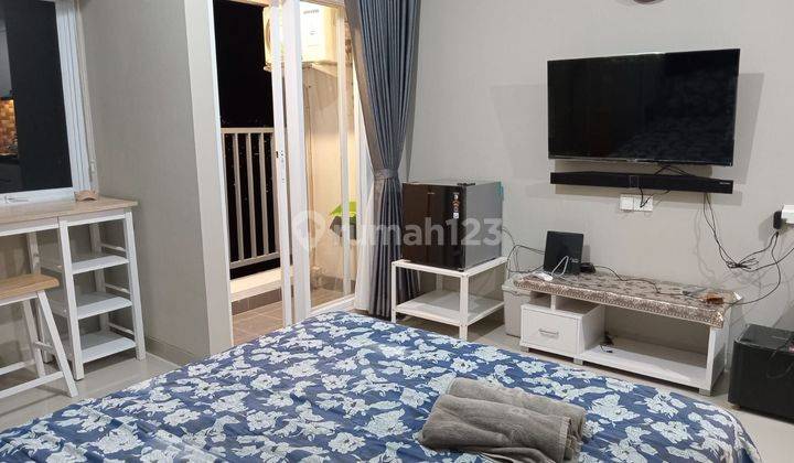 kamar tidur apartemen studio furnished view pegunungan