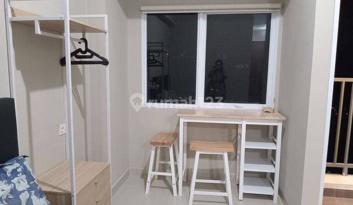 ruang makan apartemen studio furnished view pegunungan