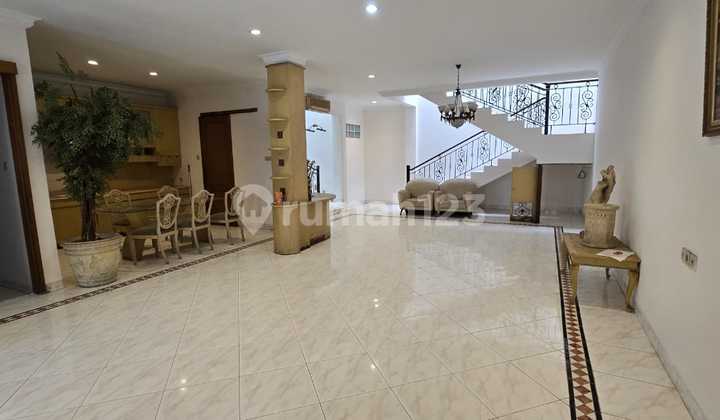Disewakan Rumah di Taman Kebon Jeruk Intercon 9X18 2 Lantai Semi Furnish 3+1 Kt Murah