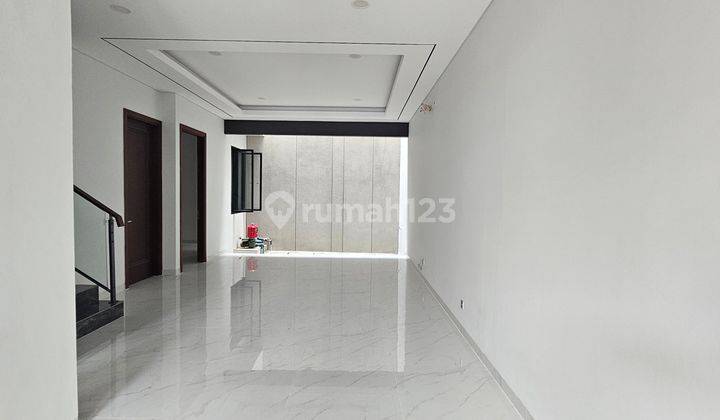 Rumah modern tropical baru 100% di Permata Buana Jakarta Barat 2