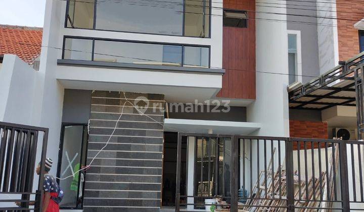 Rumah Baru Gress 2  Lantai di Klampis Semolo, Strategis, 1