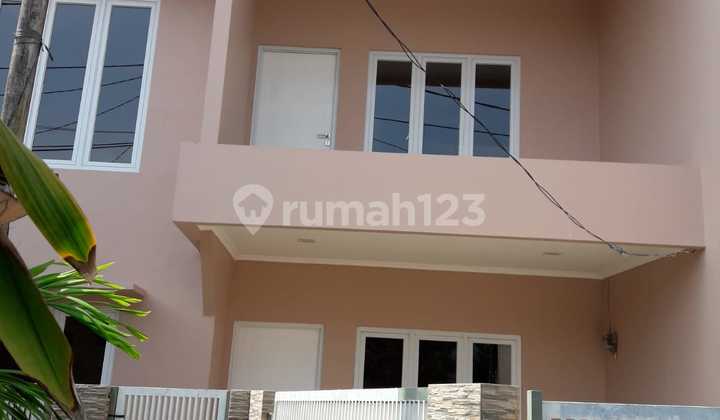 Rumah 2 lantai minimalis moderen perkotaan