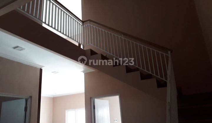 Rumah 2 lantai minimalis moderen perkotaan