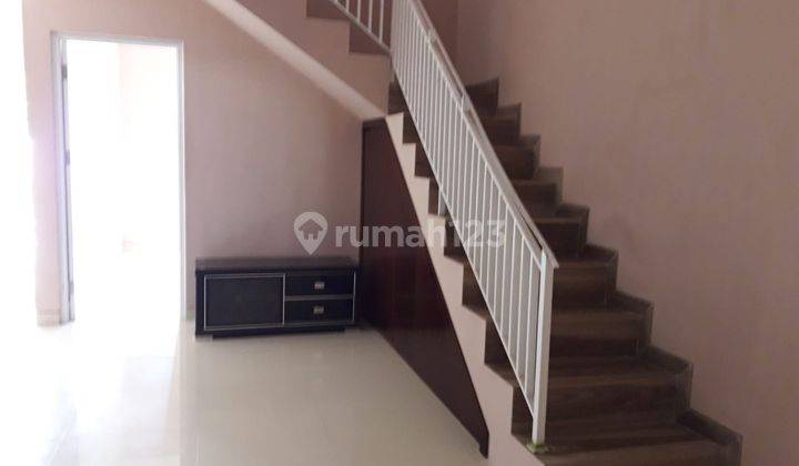 Rumah 2 lantai minimalis moderen perkotaan