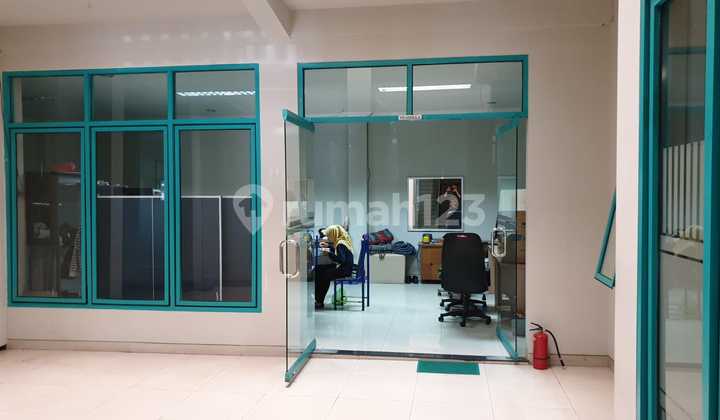 Nice shop-house on Gajahmada Street. 2