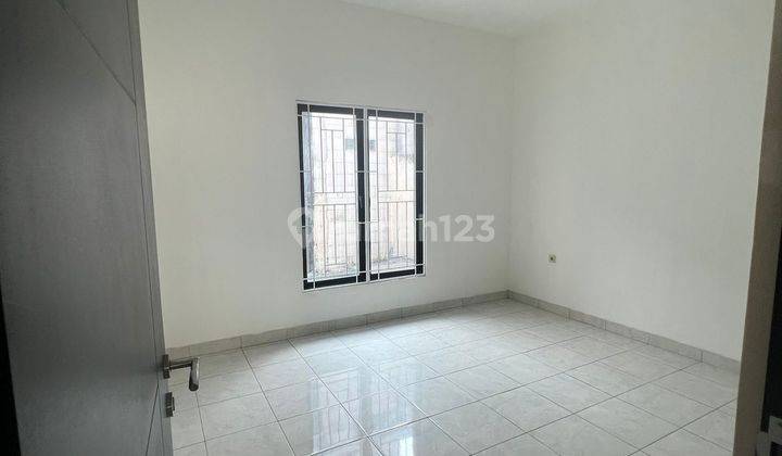 Dijual murah rumah 2 lantai di Jakarta Barat  1