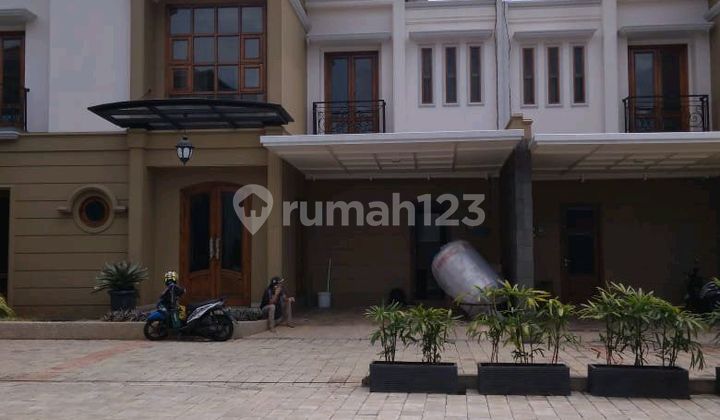 Rumah Besar Furnished Dekat Mall Dan Stasiun Krl