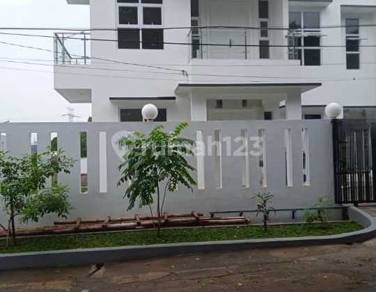 Rumah Hook Taman Luas Sangat Nyaman Dekat Lebak Bulus