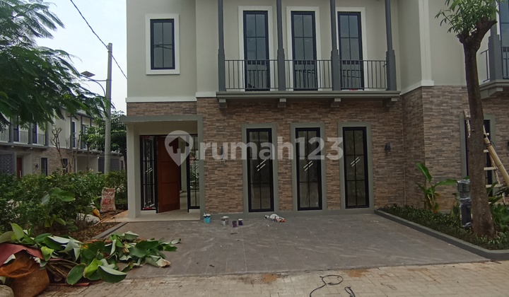 Rumah Hook Cantik Taman Luas Nempel MRT Lebak Bulus