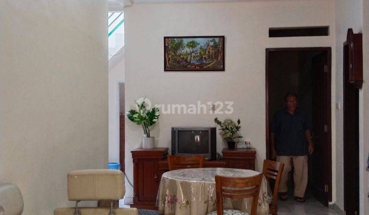 ruang makan rumah di hook 1 lantai,