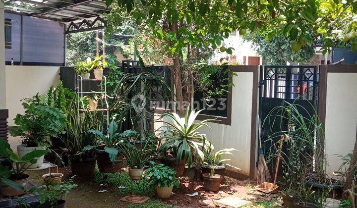 Rumah dgn taman di depan dan samping rmh, Jl. Kav UI Timur, Tanah Baru Depok 2