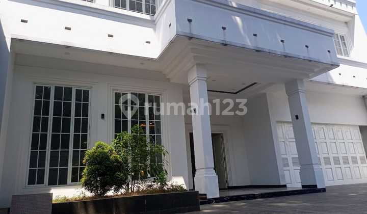 For Rent: Grand and Spacious White House in Menteng