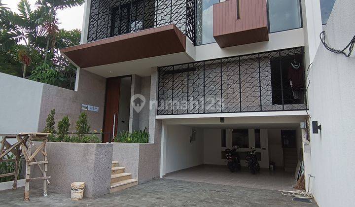 Hunian Townhouse Brand New Modern Tropical Harga Menarik di Kemang Barat, Jakarta Selatan 1