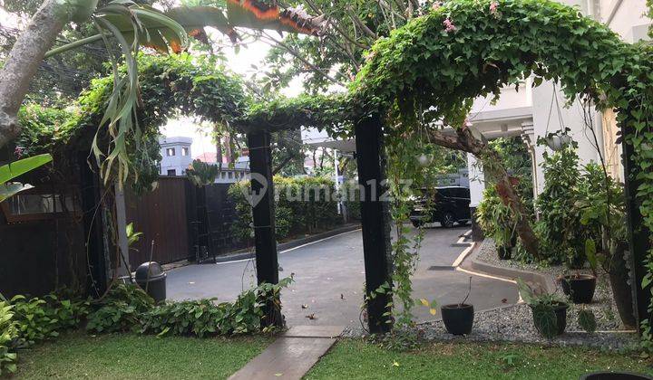 Hunian Mewah 2 Lantai Full Furnished Disewakan Lokasi Prime Menteng, Jakarta Pusat 9