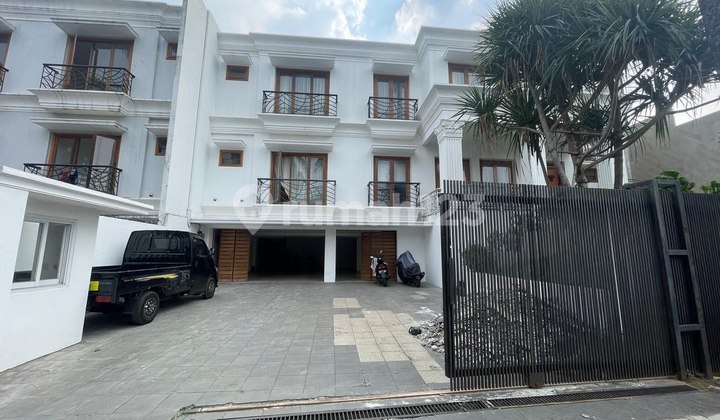 Rumah Sewa 3 Lantai American Clasic Unfurnished di Cilandak Rumah Sewa 3 Lantai American Clasic Unfurnished di Cilandak