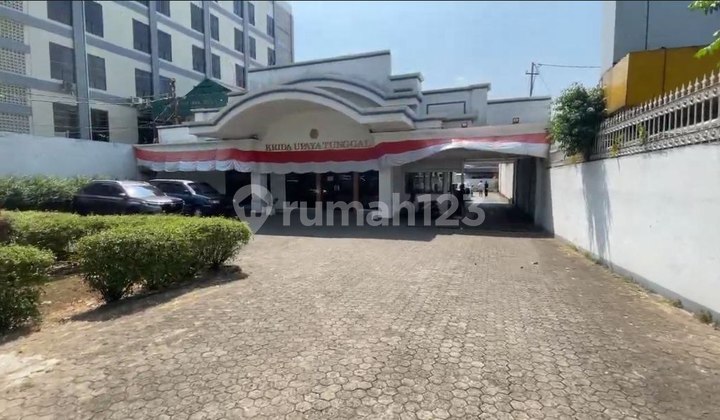 Gedung Kantor Jual Cepat Area Komersil di Senen, Jakarta Pusat