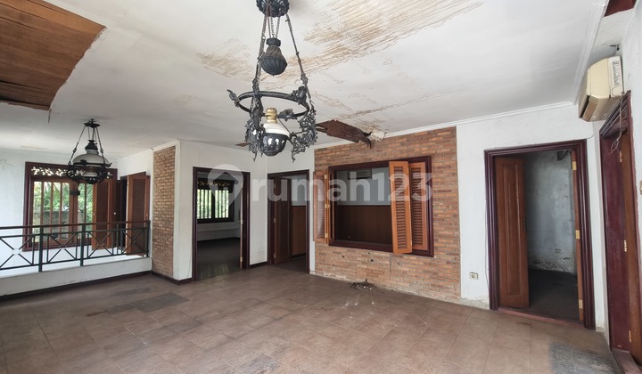 2-Story House for Quick Sale Needs Renovation Quiet Location in Menteng 2