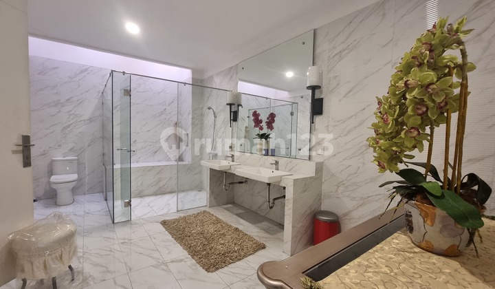 Hunian Mewah Disewakan 2 Lantai Full Furnished di Menteng 2