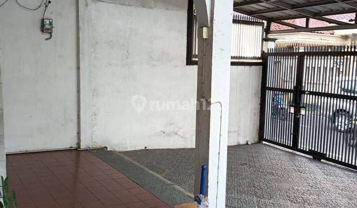 Rumah Dua Lantai Siap Huni di Jakarta Pusat 2