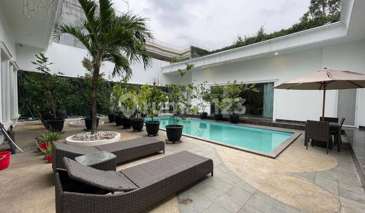 Rumah Mewah 1 Lantai Lokasi Strategis Disewakan Menteng