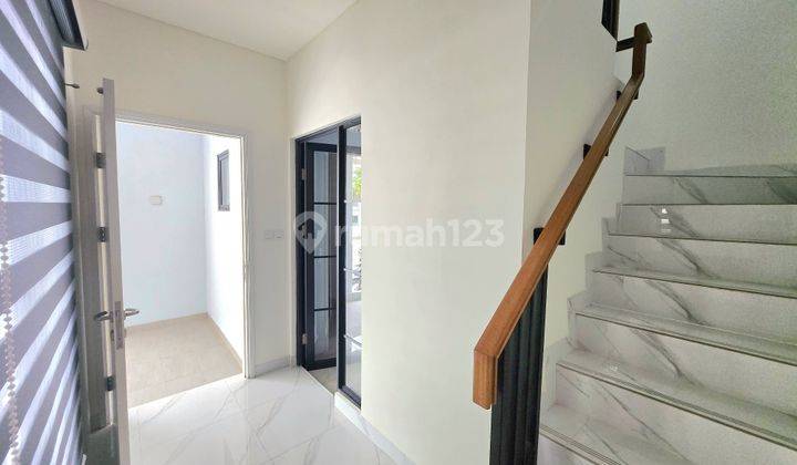 Rumah Lavon 2. Sudah Renovasi. Hoek. 3 Lantai. Siap Huni  2