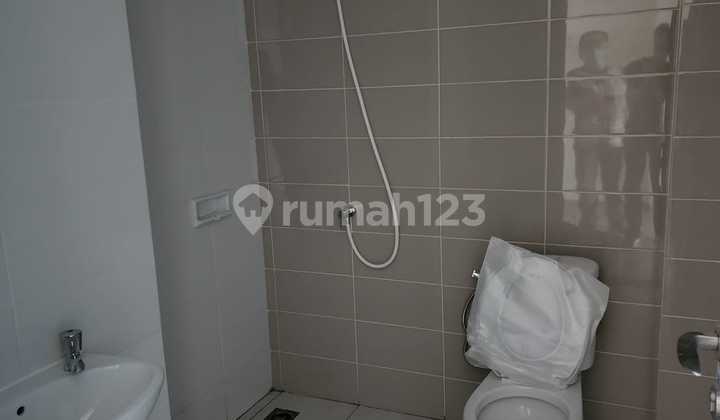 Ruko Pik 2 La Riviera. Facing Boulevard. 3 Floors. Negotiable.