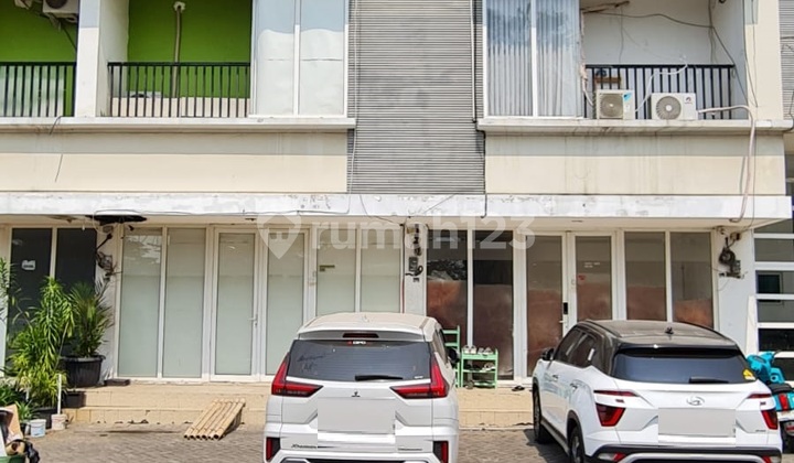 Ruko Gandeng 2 Green Court Samping Club House. View Danau 2 Muka Ruko Gandeng 2 Green Court Samping Club House. View Danau 2 Muka