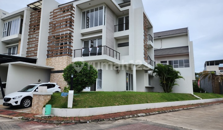 Rumah Hoek 3 Lantai di Grisenda Lucky Park 