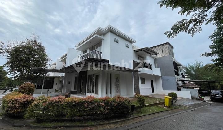 Rumah Hoek di Residence One 5 kamar tidur harga nego