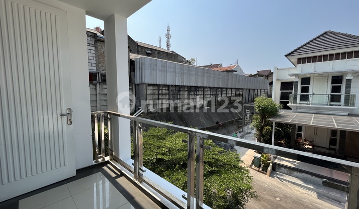 BELI RUMAH DI CILANDAK GRATIS KOLAM RENANG 2