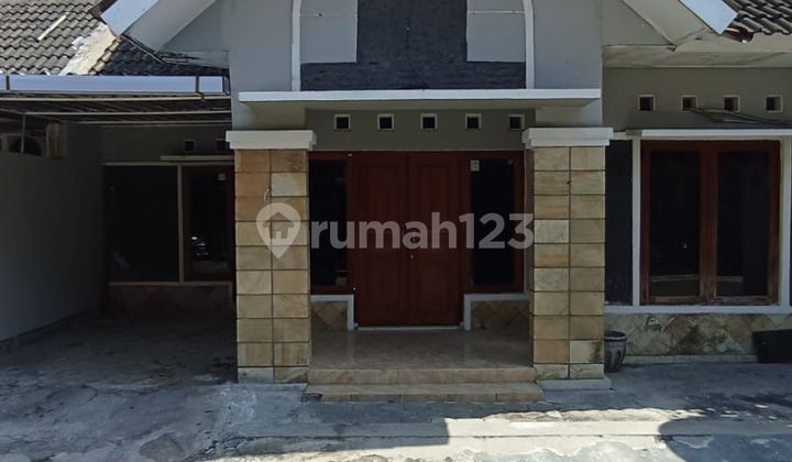 House for rent, 3 bedrooms in a complex on Jl. Godean km 4.5 inside the ringroad.