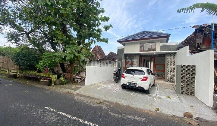 Rumah Limasan Style Utara RSUD mangku tepi jalan raya.  6