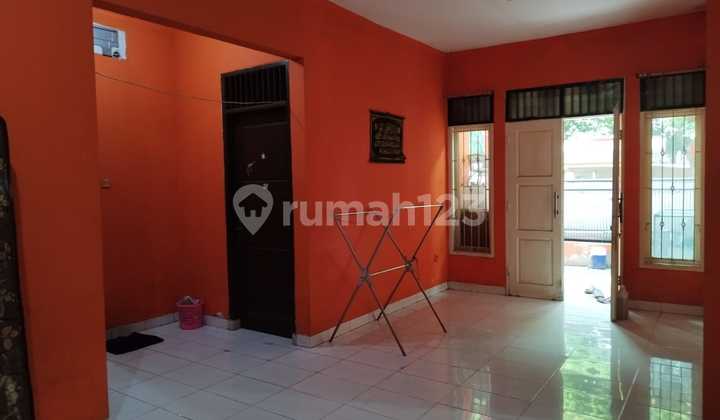 Quick sale of a house in Taman Bintaro Sector 1 housing complex