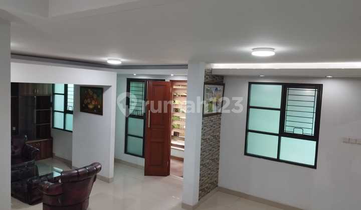 New House for Sale, Ready to Occupancy, Location Approximately 700 Meters to Haji Nawi MRT Station