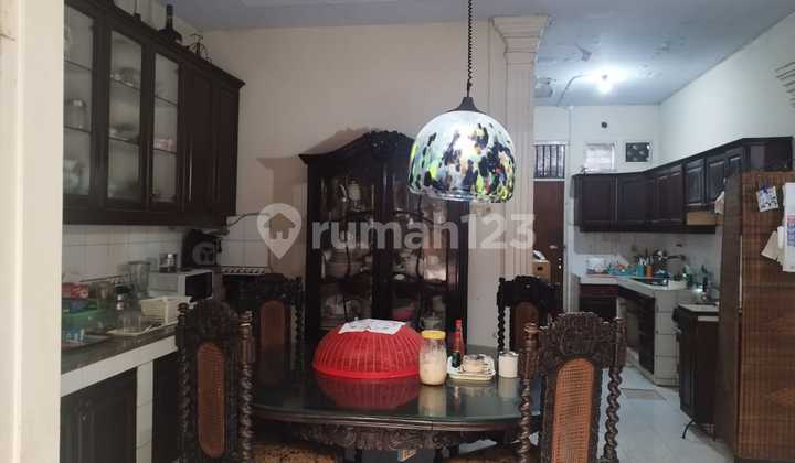 Selling a house located approximately 500 meters from the Haji Nawi MRT station. 2