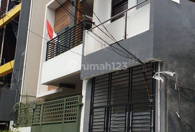 Rumah 2.5 lantai  strategis dekat jalan gajahmada  1