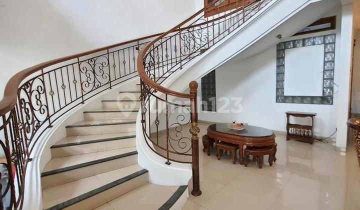 Spacious, ready-to-live house for sale in a strategic location in Sector 3, Bintaro Jaya. 1 minute to Bintaro Plaza, Sekolah Pembangunan Jaya, Mitra Keluarga Hospital, and access to the new Pondok Ranji Station (ET/UJ). 2