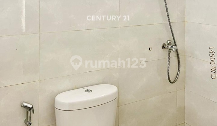 Rumah Halaman Belakang Luas Di Melia Residence Graha Raya 2