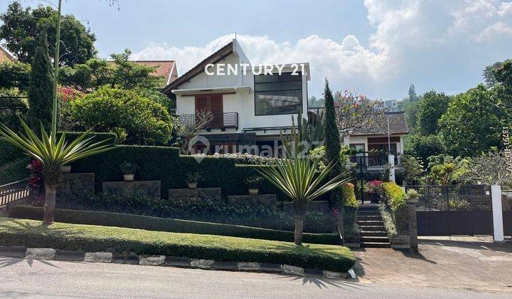 Rumah Mewah Modern Tropical Dengan Halaman Yang Luas Dan Asri 1