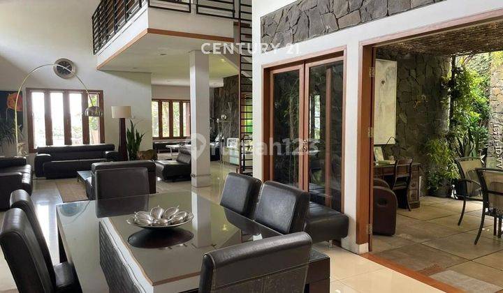 Rumah Mewah Modern Tropical Dengan Halaman Yang Luas Dan Asri 2