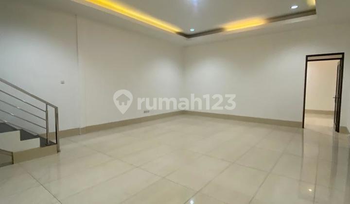 Rumah Singgasana Pradana 2